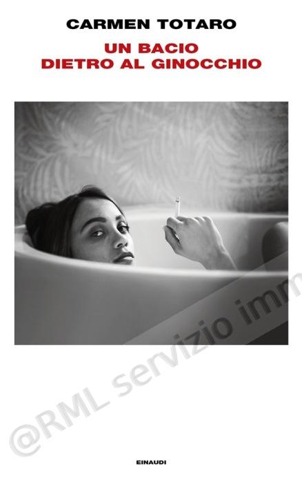 BACIO DIETRO AL GINOCCHIO