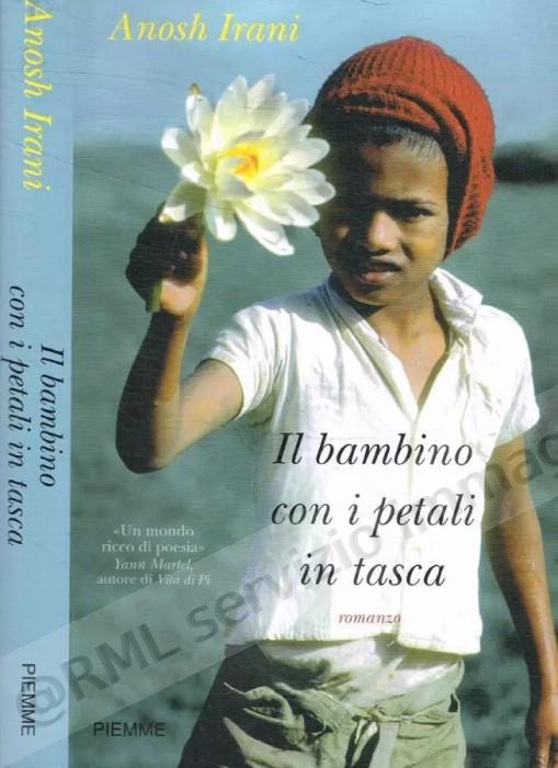 BAMBINO CON I PETALI IN TASCA