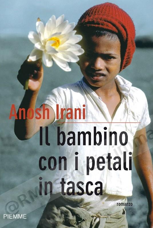 BAMBINO CON I PETALI IN TASCA